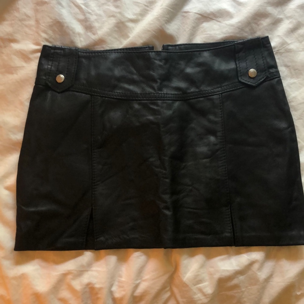 Short pleather black skirt